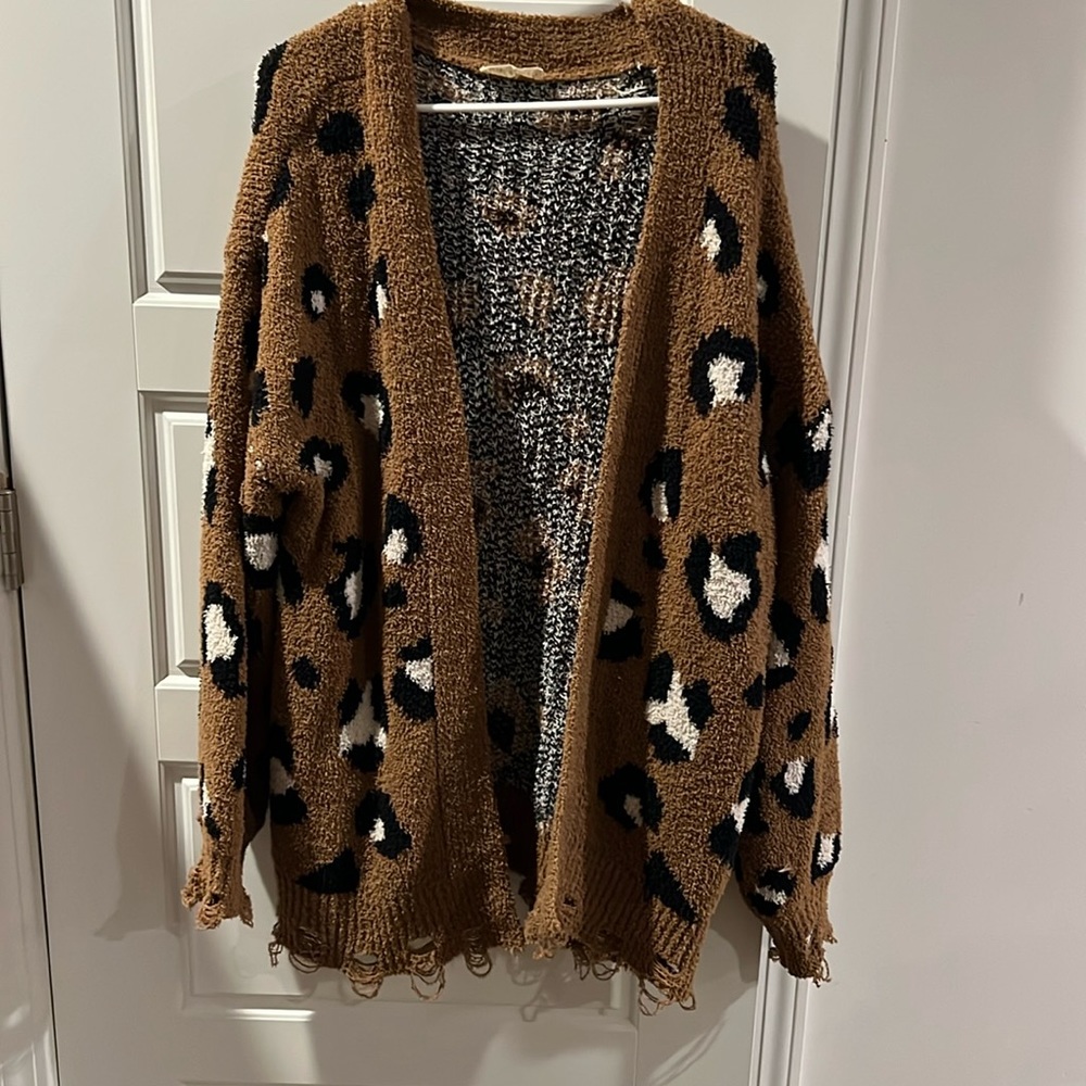 Oversized lightweight sweater cardigan. With stylish fraying along the bottom.